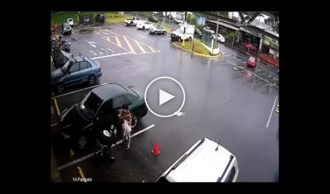 Ребенок в коляске укатился на дорогу от невнимательной матери