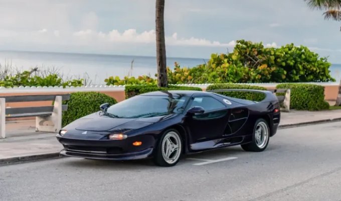 Four very rare American Vector supercars are up for sale (35 photos)