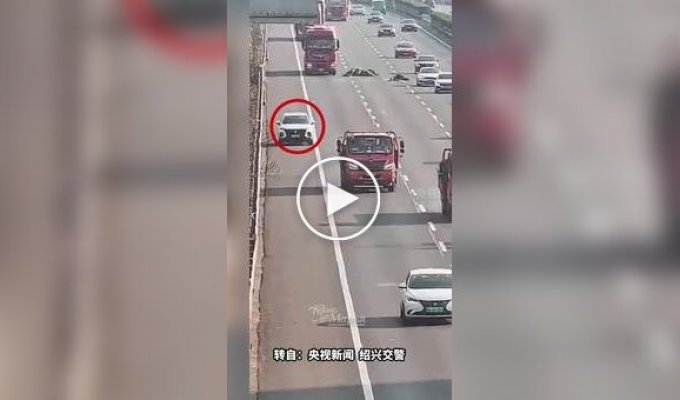 В Китае наградили мужчину, который в одиночку устранил опасную преграду на трассе