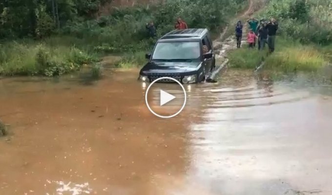 Land Rover Discovery вдоволь набрал воды