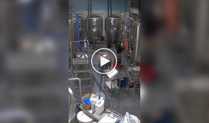But I got a taste: in the USA, a brewery worker was blown away by a stream of beer