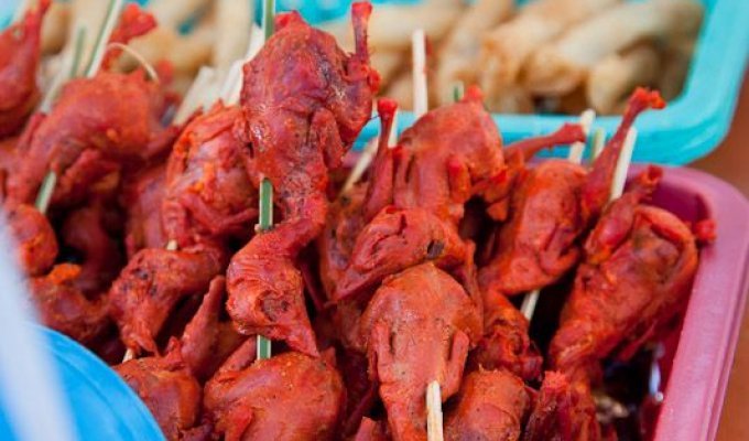 Филиппинский уличный деликатес - цыпленок-однодневка на палочке (3 фото)