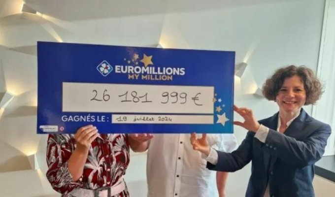 Couldn't sleep: a couple hit the €26 million jackpot on vacation and forgot about a quiet rest (2 photos)