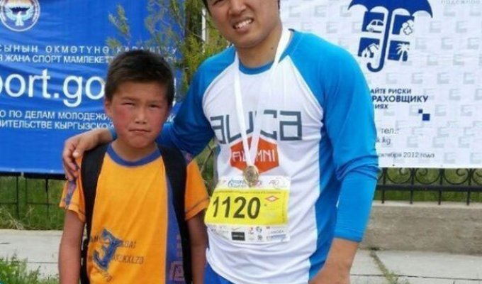 В Киргизии школьник случайно пробежал забег на 21 км, возвращаясь домой из школы (3 фото)