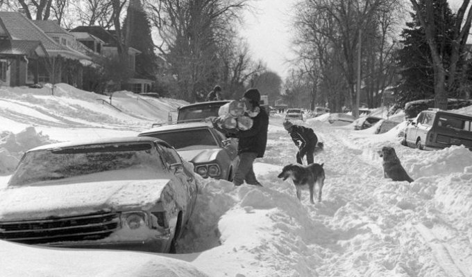 Снежные ретро-фото американских автомобилистов (13 фото)