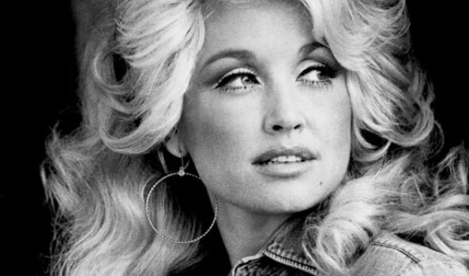 Dolly Parton, the "Queen of Country," Dies (2 Photos + Video)