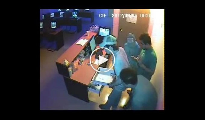 Дети грабители напали на компьютерный клуб. Тайвань