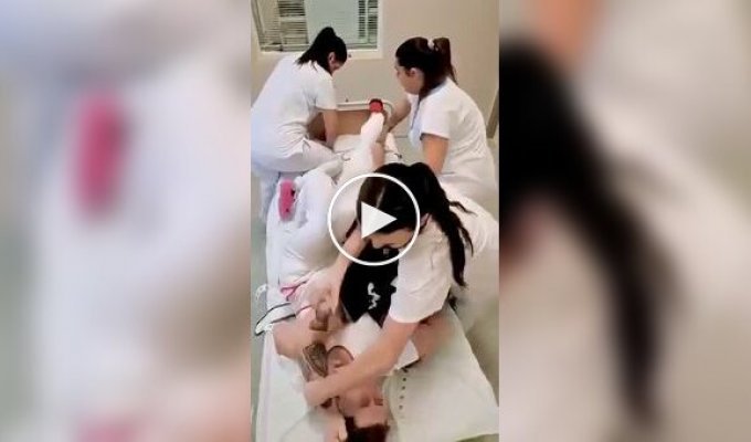 В психиатрической больнице показали тренировку медсестер по сдерживанию пациентов