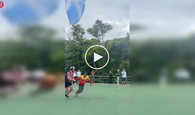 В Бразилии во время старта параплана инструктор потерял равновесие и покатился с холма