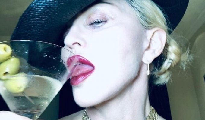 Мадонна выложила снимок в прозрачном белье, и фанаты певицы решили, что ей пора на пенсию (7 фото)