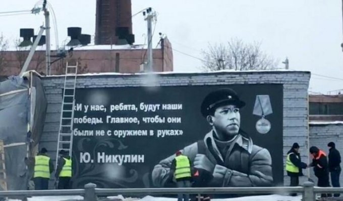 Под Петербургом появилось граффити с Юрием Никулиным (2 фото)