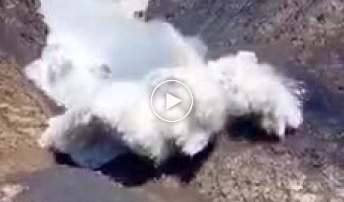 Необычное видео лавины, обрушившейся на туристов в Тянь-Шане, Кыргызстан