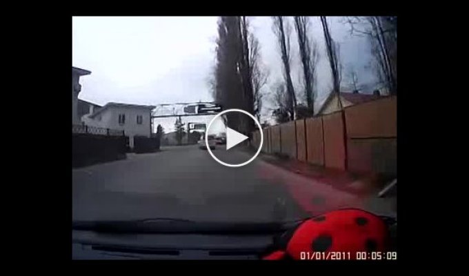 Миг-29 идет на посадку над дорогой в Сочи (0:35)
