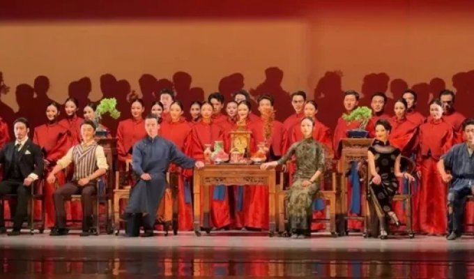 Артисты китайского театра превратили комичный танец в эффектное зрелище (1 фото + 3 видео)