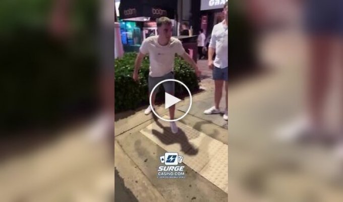 Чоловік отримав струс мозку після удару головою про знак на клумбі