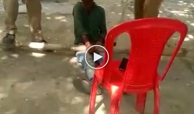 Индийская полиция проводит воспитательную работу с попрошайкой-мошенником