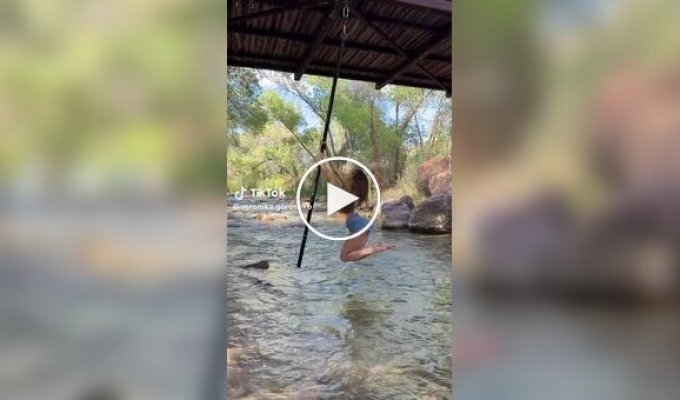 Акробатка устроила красивое выступление над горным ручьем
