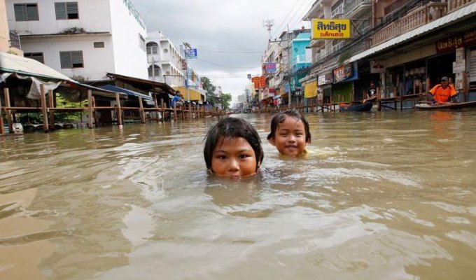 Вселенский потоп в Тайланде (34 фотографии)