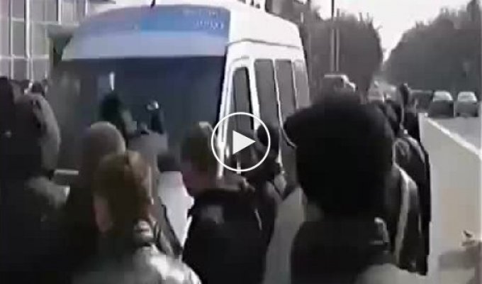 В Мариуполе разгромили детский автобус (майдан)