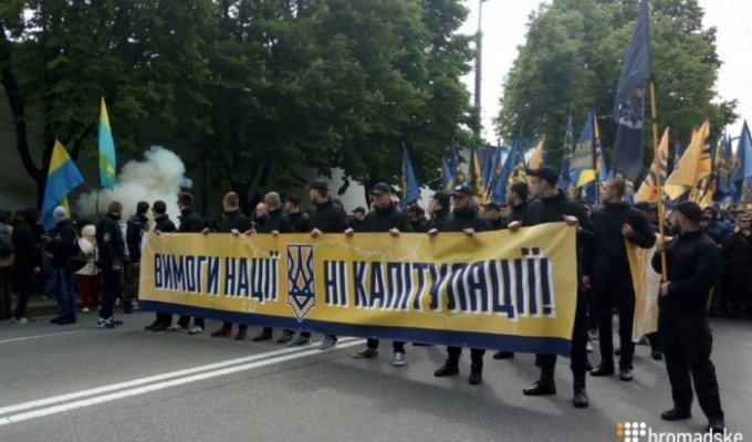В Киеве «Азов» протестовал против выборов на оккупированном Донбассе (8 фото)