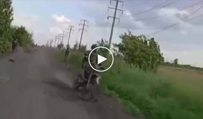 Два российских мотоштурмовика столкнулись на полевой дороге