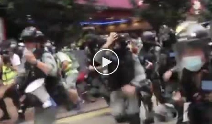 Жесткие задержания и слезоточивый газ. Полиция избивает протестующих в Гонконге