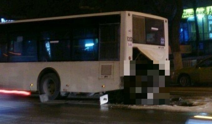 В Ростове-на-Дону из городского автобуса вывалился и загорелся мотор (5 фото)