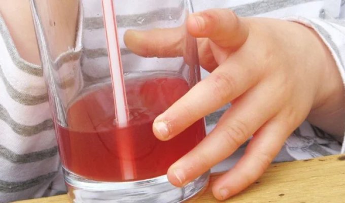 A child was given wine to drink in a California restaurant (4 photos)