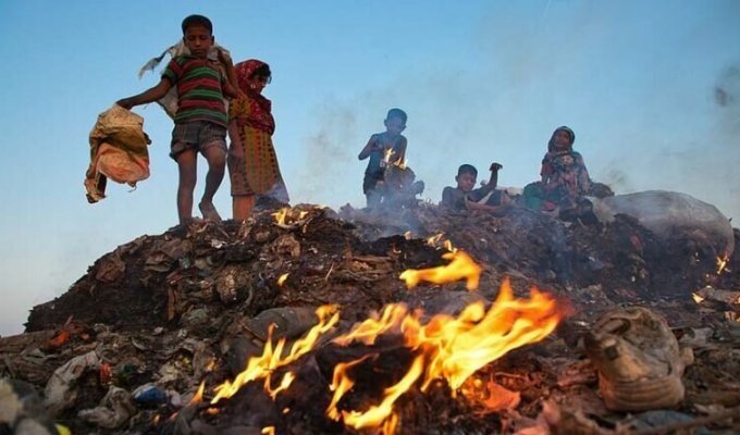 Бангладешские дети просеивают горящие груды мусора, чтобы найти что-то ценное для продажи (5 фото)