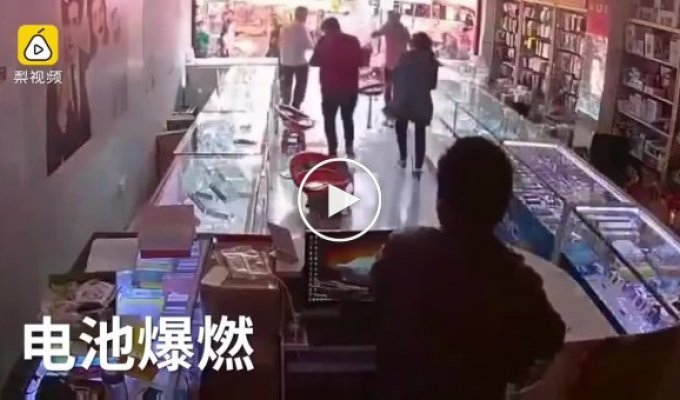 Смартфон взорвался в руках китайца, пытавшегося заменить аккумулятор