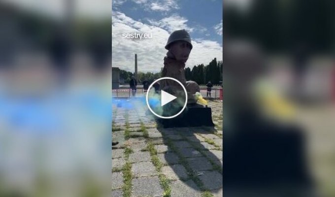 В Польше установили двухметровую антивоенную скульптуру
