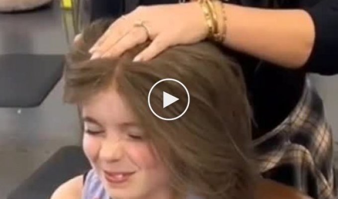Реакция страдающей алопецией девочки на новый парик