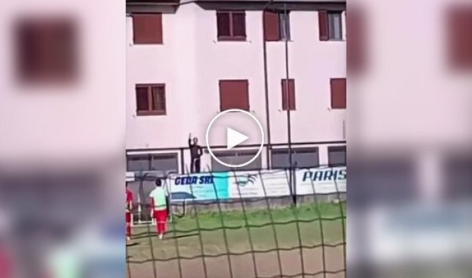 Футбольный тренер пришел на матч своей команды в костюме священника