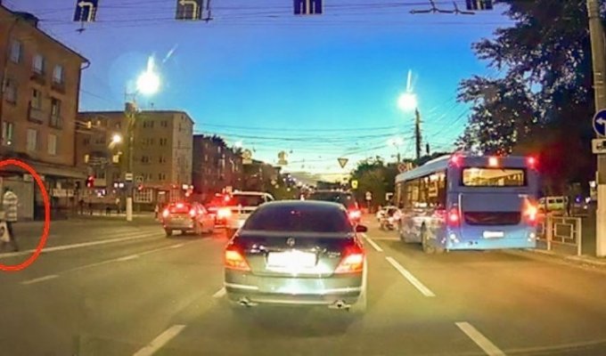 В Твери мотоциклист сбил пешехода (2 фото + 1 видео)