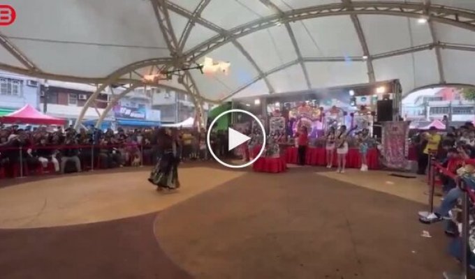 Танцовщица загорелась во время огненного шоу на фестивале в Тайване