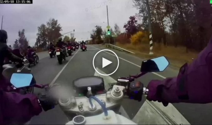 Во время пробега в честь Дня погибших мотоциклистов один из водителей мотоцикла устроил аварию