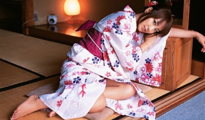 Do Japanese women wear underwear under their kimonos? (4 photos)