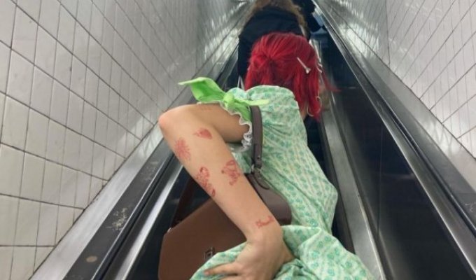 20-летняя дочь Ивана Урганта Эрика Куталия приподняла подол платья в метро и выложила пикантное фото в Instagram (2 фото)