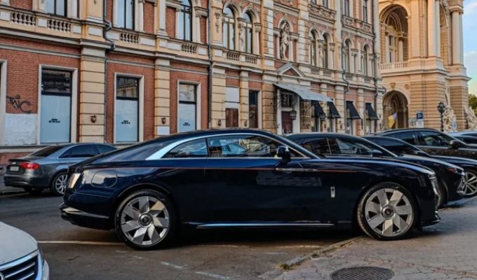 A pearl among electric cars, the Rolls-Royce Spectre, shone in Odessa (3 photos)