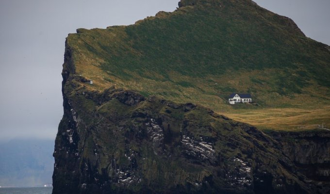 Одинокий дом на холодном острове (5 фото)