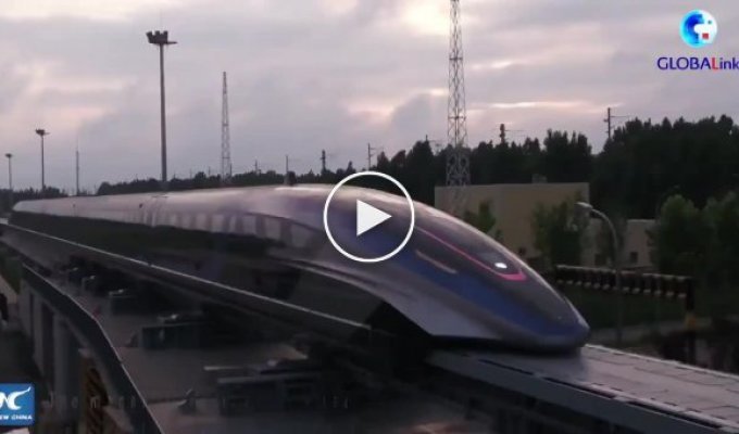 В Китае показали поезд на магнитной подушке, который ускоряется до 600 кмчас