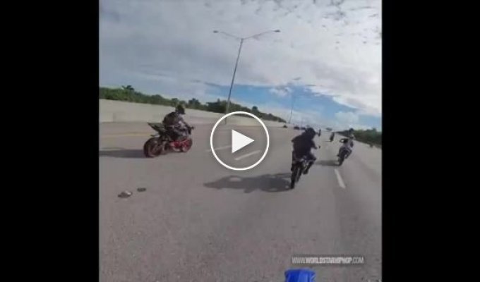 Запрыгнул на девушку с мотоциклом