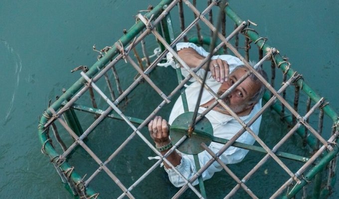 Italians put politicians in cages and throw them into the water - don't panic, this is the tradition (4 photos + 2 videos)