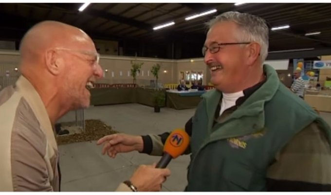 Голландский корреспондент не смог сдержать эмоций, когда услышал смех фермера (1 фото + 2 видео)