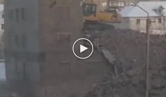 In Russia, an excavator overturned during demolition of a house
