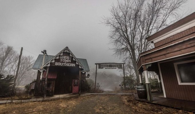 Заброшенный парк развлечений 'Призрачный город' отлично подойдет для съемок фильма ужасов (9 фото)