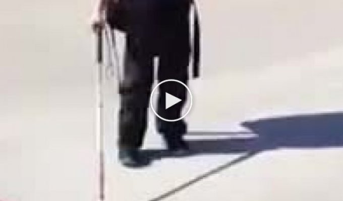 Слепой мальчик впервые спускается с тротуара
