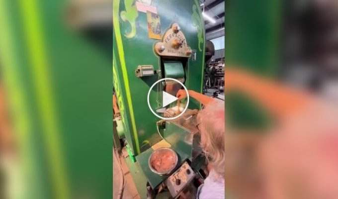 Старинный пресс Ferrarcute из Денверского монетного двора снова в работе