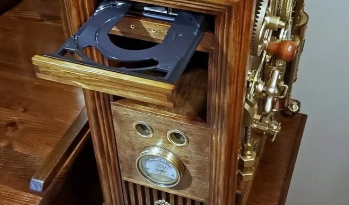 A steampunk fan showed his PC and workplace (6 photos)