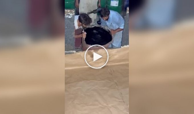 На видео показали процесс изготовления черного пенополиуретана